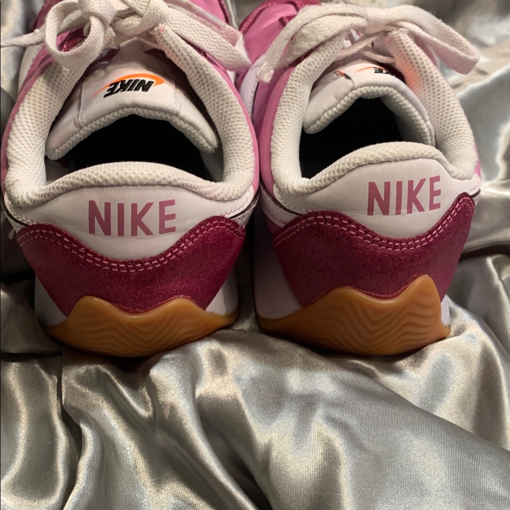 🌹WOMEN'S NIKE PACIFIC • PINK & WHITE SNEAKERS • - Picture 9 of 12